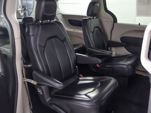 Used 2023 Chrysler Pacifica Touring-L FWD image 32