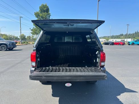 Used 2018 Toyota Tacoma TRD Sport AWD/4WD image 11