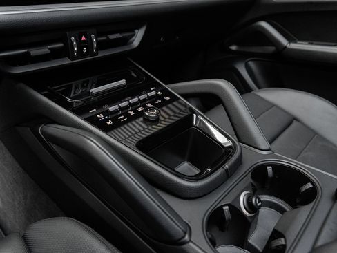 Certified 2024 Porsche Cayenne AWD/4WD image 22