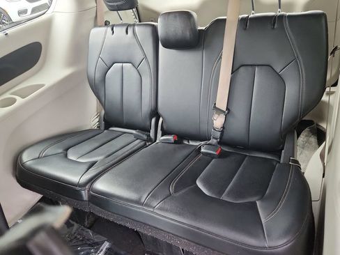 Used 2022 Chrysler Pacifica Touring-L FWD image 11