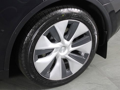 Used 2024 Tesla Model Y Long Range image 12