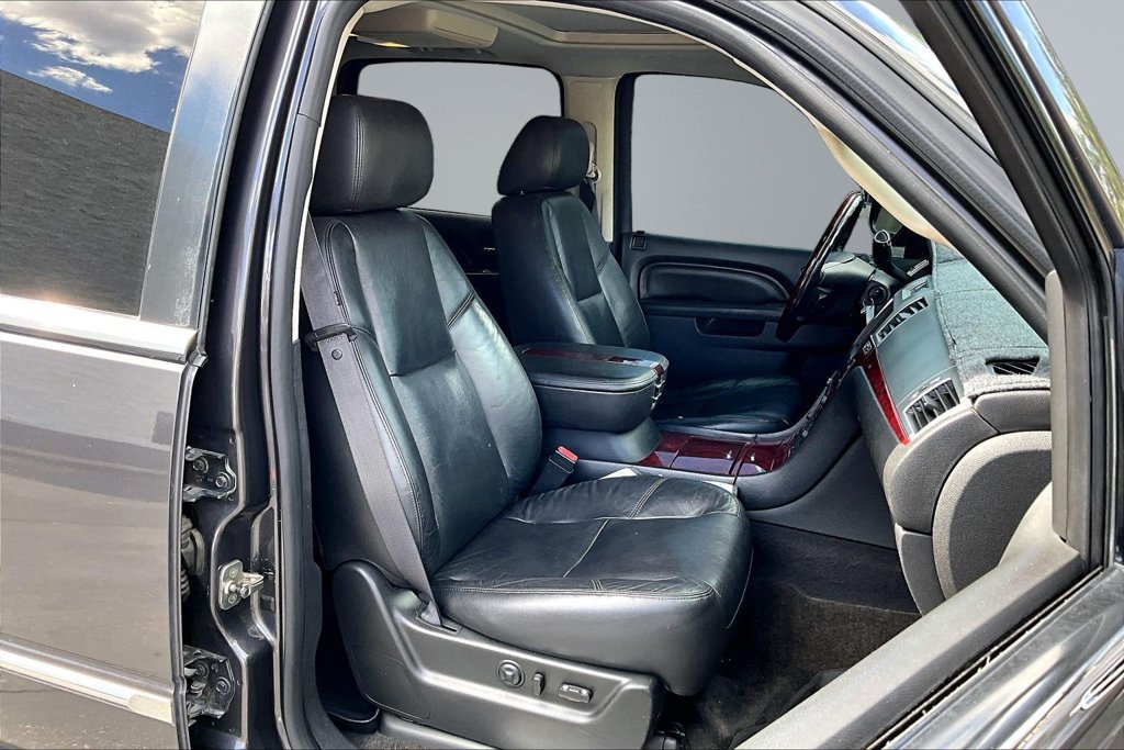 Used 2011 Cadillac Escalade ESV Premium RWD image 16