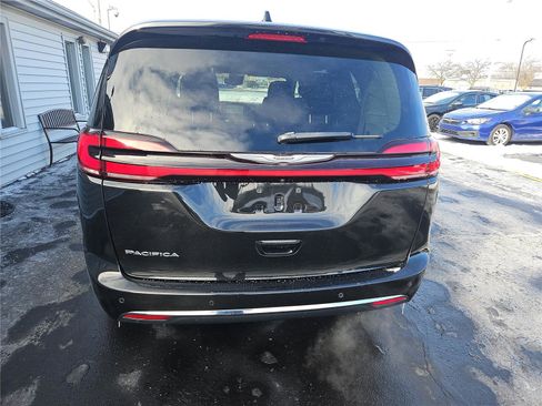 Used 2023 Chrysler Pacifica Touring-L FWD image 4