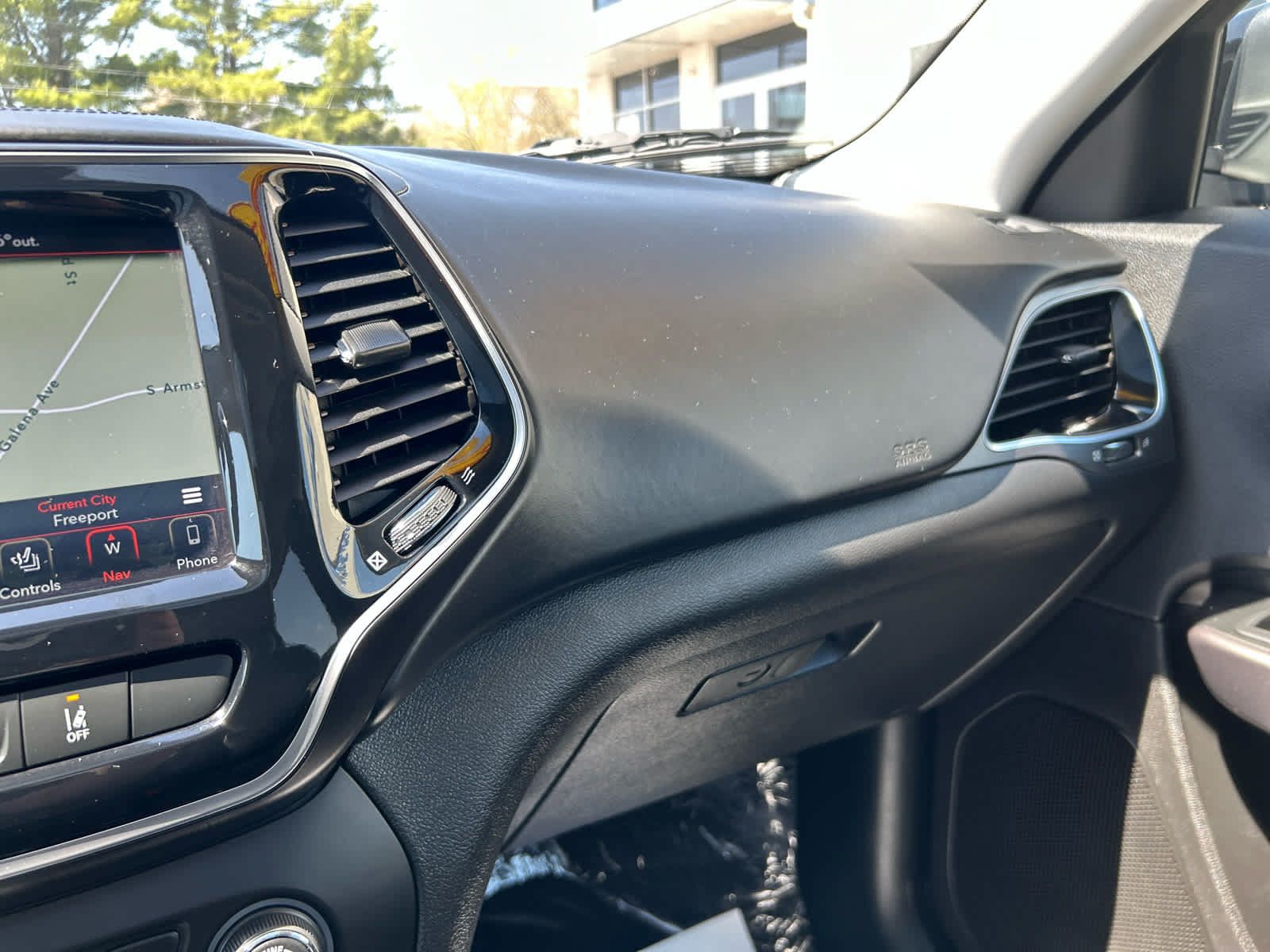 Used 2019 Jeep Cherokee Overland w/ Technology Group AWD/4WD image 22