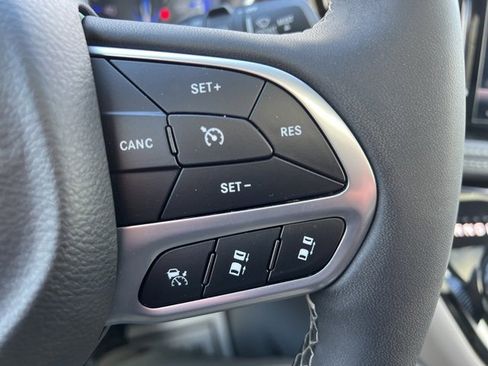 Certified 2024 Chrysler Pacifica Limited image 25