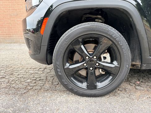 Used 2023 Jeep Grand Cherokee L Laredo AWD/4WD image 9