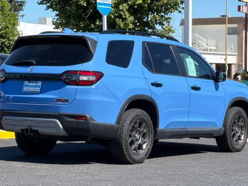 Used 2025 Honda Pilot TrailSport image 9