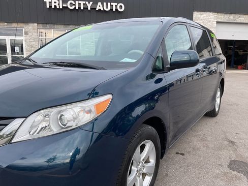 Used 2011 Toyota Sienna LE w/ Preferred Pkg FWD image 2