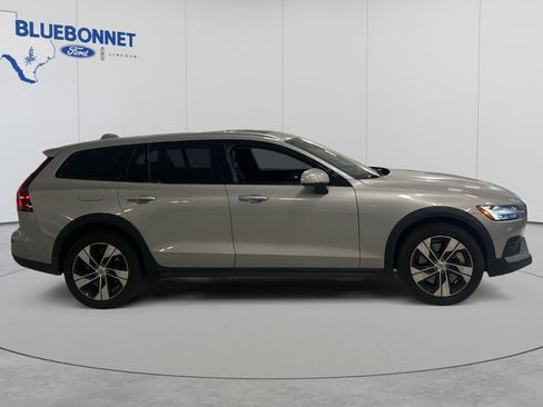 Used 2025 Volvo V60 B5 Cross Country Plus AWD/4WD image 4