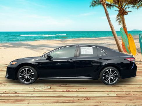 Used 2018 Toyota Camry SE image 3