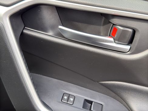 Used 2020 Toyota RAV4 XLE Premium image 18