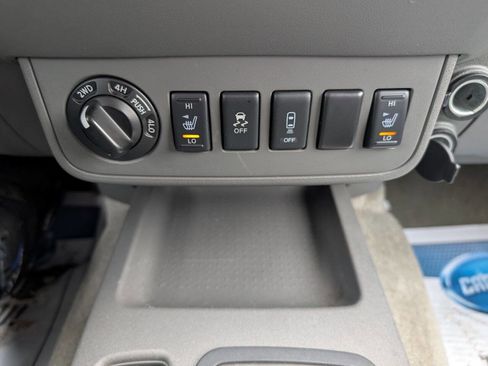 Used 2014 Nissan Frontier SL w/ SL Moonroof Package image 16