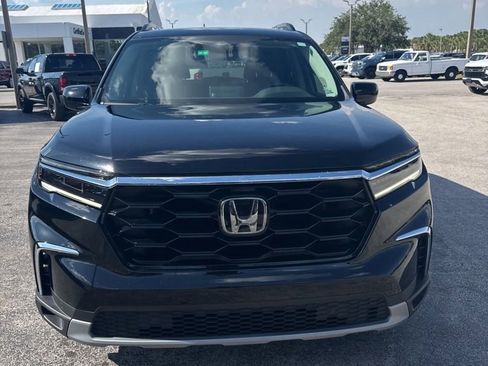 Used 2025 Honda Pilot Touring image 2