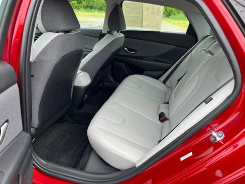 Used 2025 Hyundai Elantra Limited FWD image 25