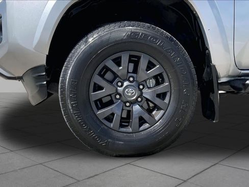 Used 2022 Toyota Tacoma SR5 RWD image 11