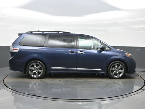 Used 2019 Toyota Sienna SE w/ SE Preferred Package image 7