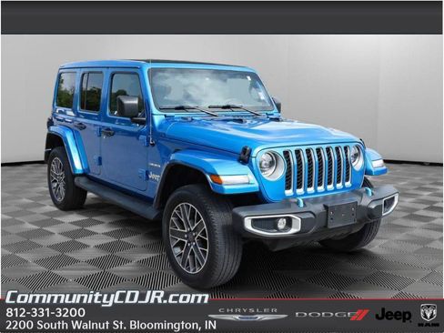 Used 2023 Jeep Wrangler Unlimited Sahara w/ Cold Weather Group AWD/4WD image 1