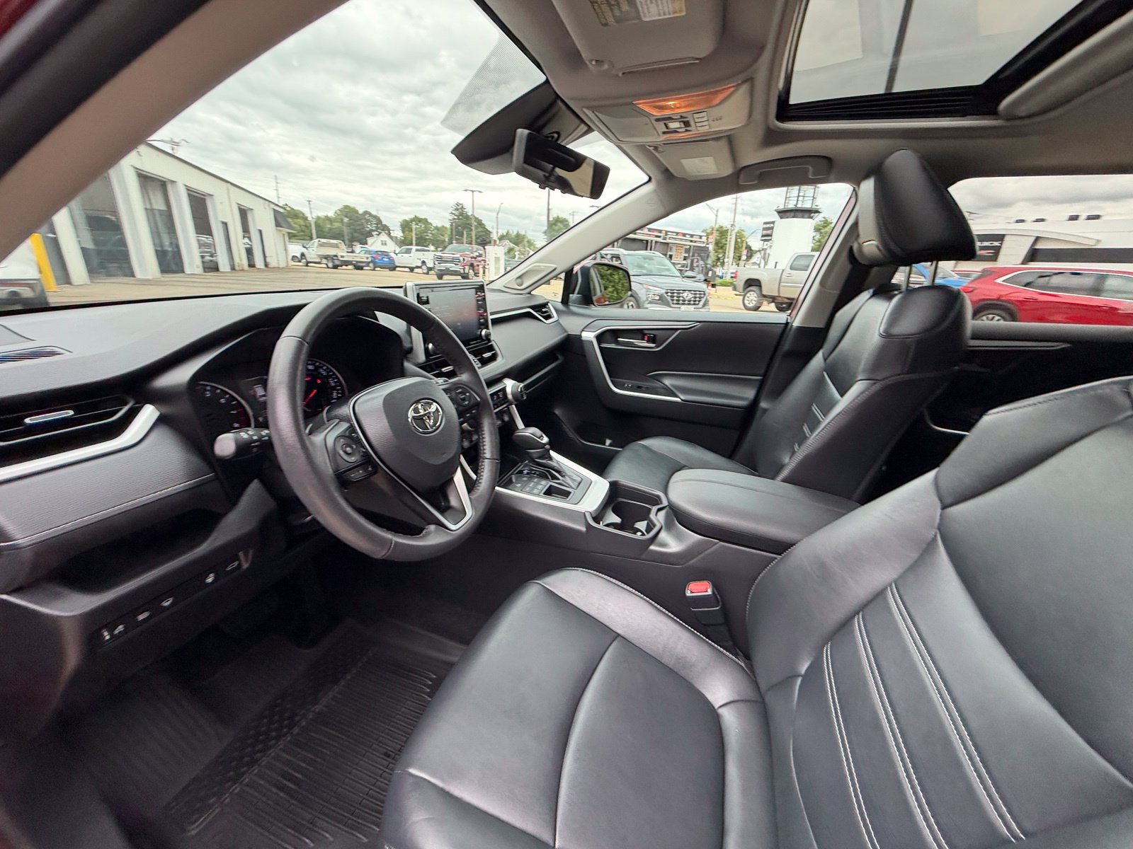 Used 2021 Toyota RAV4 XLE Premium AWD/4WD image 10