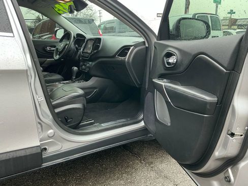 Used 2019 Jeep Cherokee Limited image 10