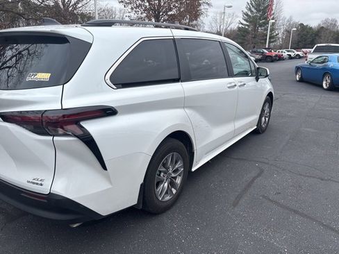 Used 2024 Toyota Sienna XLE image 7