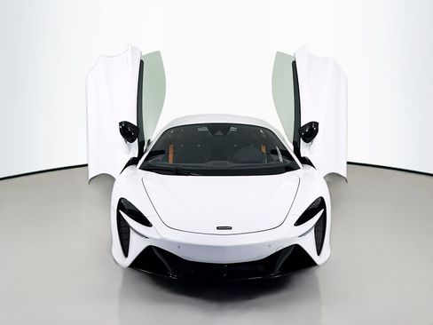 New 2026 McLaren Artura RWD image 2