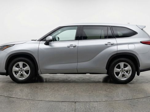 Used 2025 Toyota Highlander LE FWD image 5