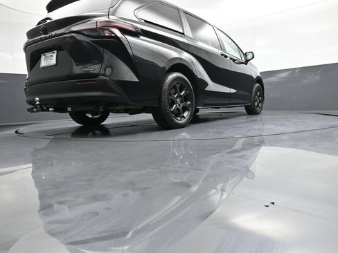 Certified 2026 Toyota Sienna XLE Woodland Edition AWD/4WD image 32