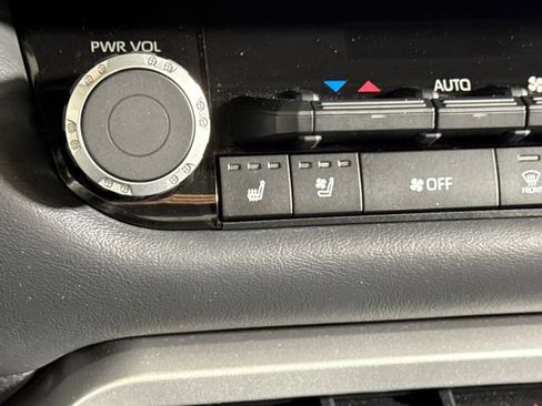 Used 2023 Toyota Tundra Platinum AWD/4WD image 37