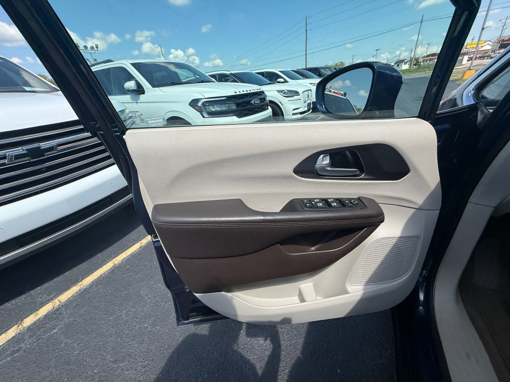 Used 2017 Chrysler Pacifica Touring-L w/ Tire & Wheel Group FWD image 11