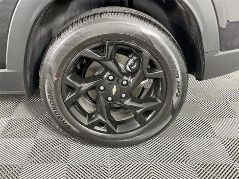 Used 2025 Chevrolet Trax LT w/ LT Convenience Package image 32