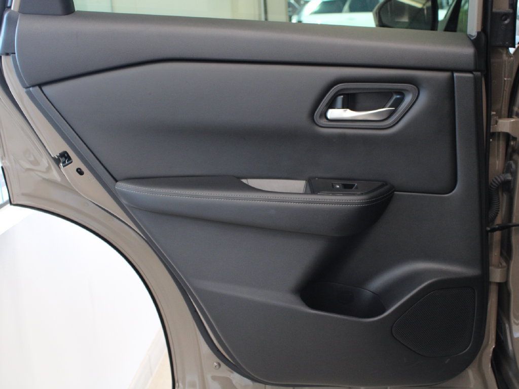 Used 2024 Nissan Rogue SV FWD image 28