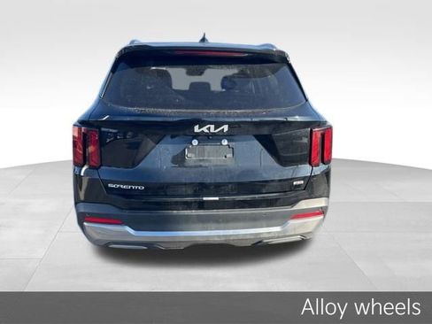 Used 2024 Kia Sorento S image 7