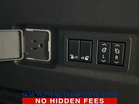 Used 2022 GMC Yukon XL Denali w/ Denali Premium Package image 20