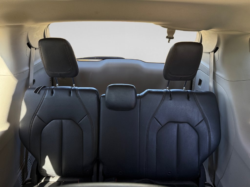 Used 2018 Chrysler Pacifica Touring-L FWD image 35