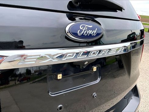 Used 2016 Ford Explorer XLT w/ Equipment Group 202A FWD image 32