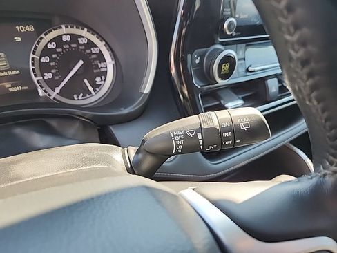 Used 2022 Toyota Highlander XLE AWD/4WD image 12