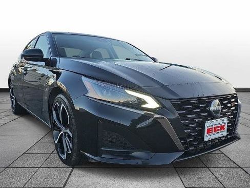 Used 2023 Nissan Altima 2.5 SR FWD image 3