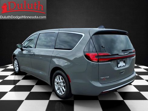 Used 2025 Chrysler Pacifica Select FWD image 3