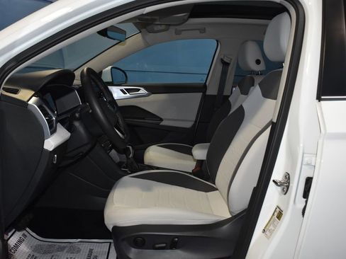 Certified 2025 Volkswagen Taos SE w/ Panoramic Sunroof Package image 6