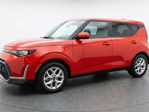 Used 2025 Kia Soul LX w/ LX Technology Package FWD image 3