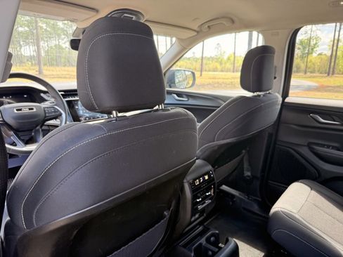 Used 2023 Jeep Grand Cherokee L Laredo image 24