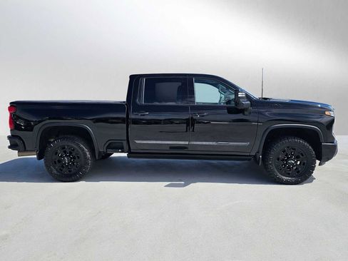 Used 2024 Chevrolet Silverado 2500 High Country w/ High Country Premium Package AWD/4WD image 2