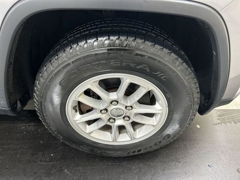 Used 2020 Jeep Grand Cherokee Laredo image 8