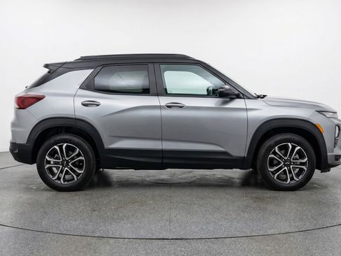 Used 2025 Chevrolet TrailBlazer LT FWD image 11