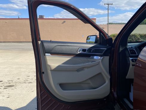 Used 2018 Ford Explorer Limited image 3