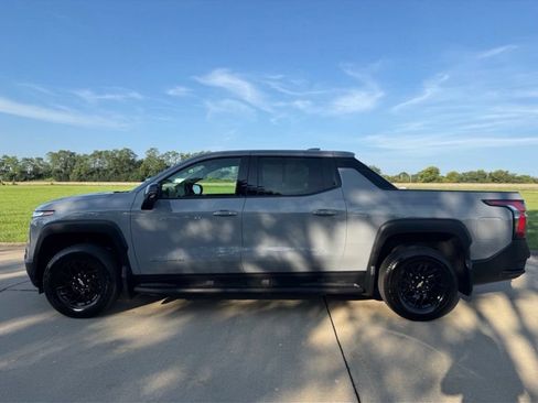 Used 2025 Chevrolet Silverado EV LT AWD/4WD image 8