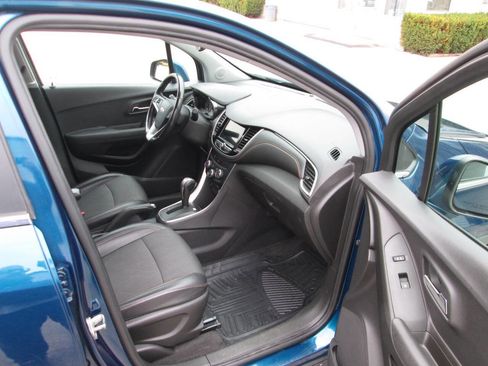 Used 2019 Chevrolet Trax LT w/ LT Convenience Package AWD/4WD image 18