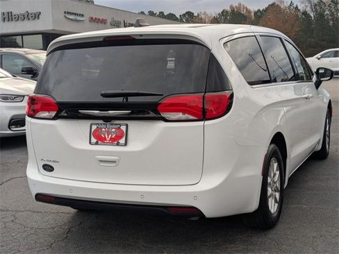 New 2026 Chrysler Voyager LX image 7