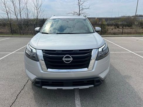 Used 2025 Nissan Pathfinder Platinum image 2