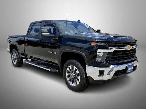 Used 2024 Chevrolet Silverado 2500 LT AWD/4WD image 3